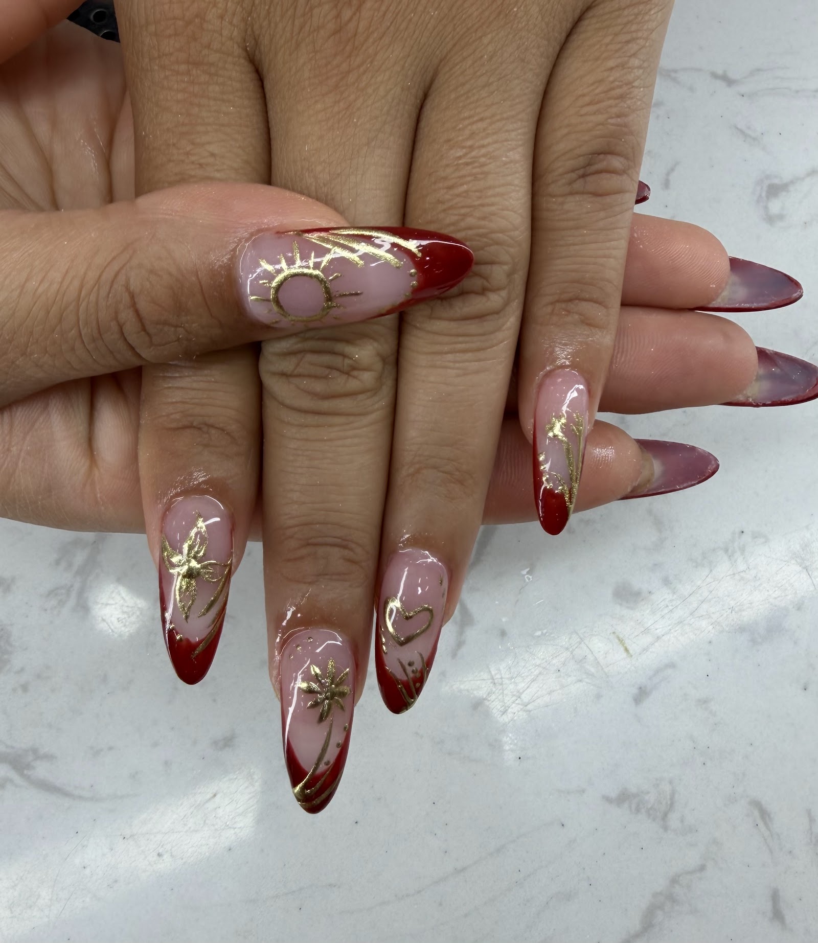 Queen Nail & Spa logo